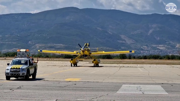 Осем летателни машини гасят пожарите. Митов: \"Имаме нужната техника\"