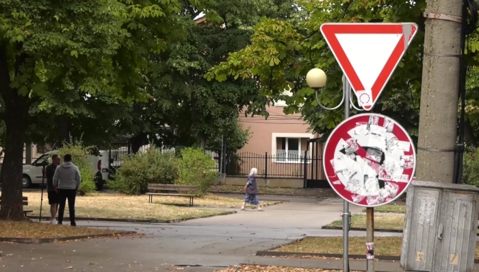 По Ваш сигнал: Не само граждани, но и коли по алеите във Враца