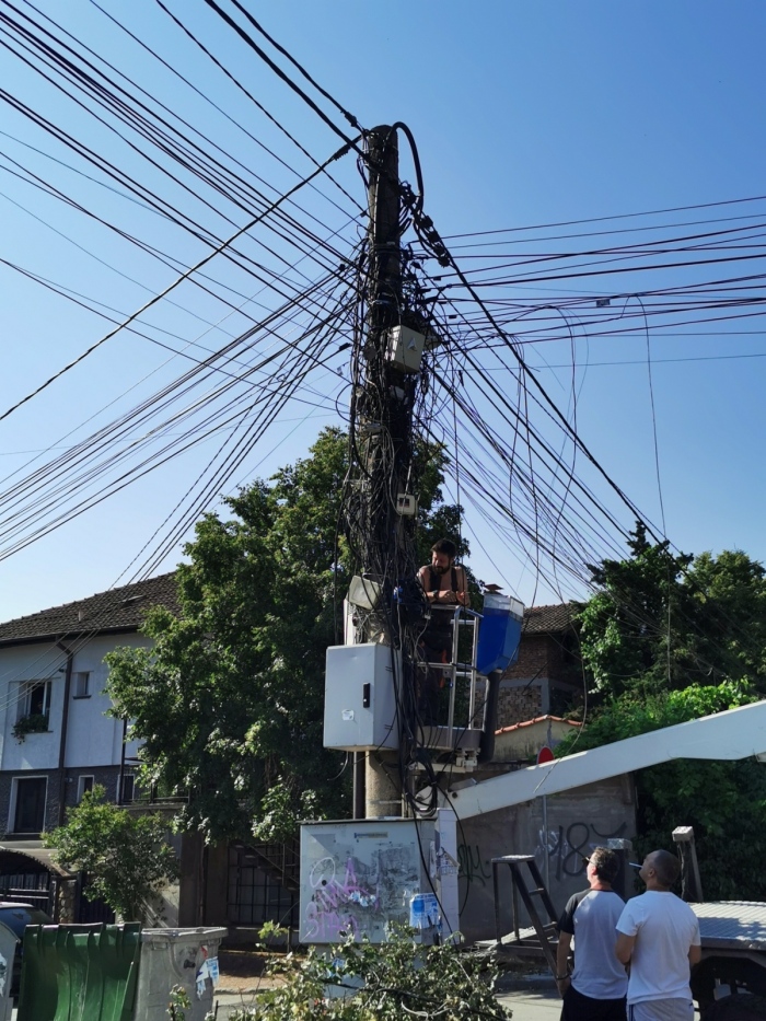 ЕРМ Запад продължава да отстранява неизползвани комуникационни кабели по стълбовете в Западна България