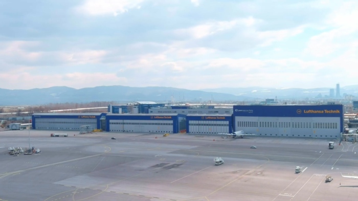 Авиокомпания свали 9-годишно момче от борда: КЗД се самосезира по случая