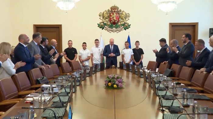 На крака пред малките герои: Правителството аплодира деца, гасили пожара в Сунгурларе 