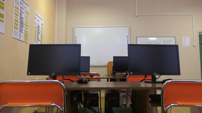 По предложение на Деница Сачева: Родителите на ученици до 12 г. да работят онлайн през лятото