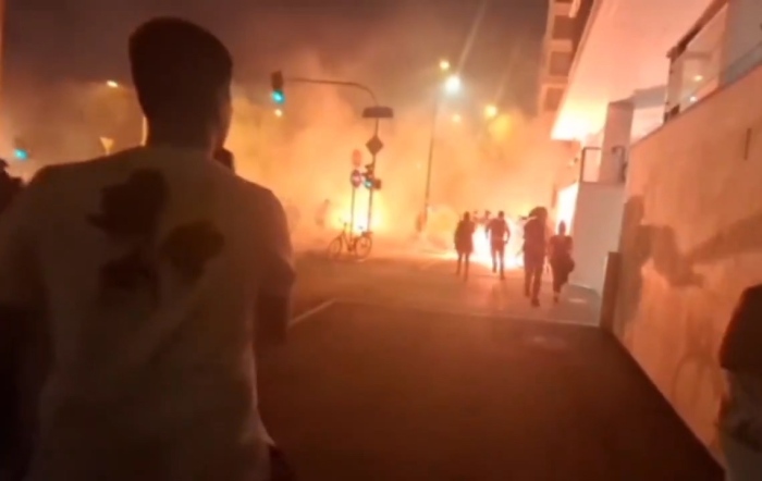 Напрежение в Сърбия: Фойерверки срещу протестиращи и обвинения в полицейско насилие