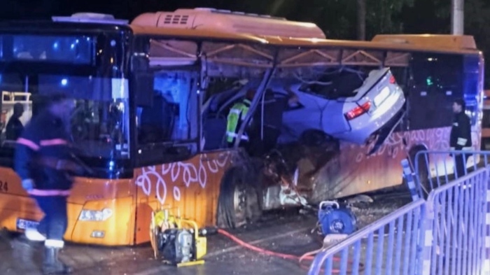 След като кола се вряза в автобус: Шофьорът на автомобила бил с книжка от две седмици