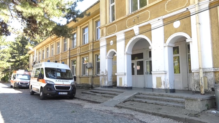 След 14 години в разруха: Община Оряхово купи сградата на болницата - иска да я възстанови