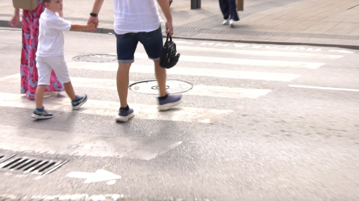 Нови правила и глоби за пешеходците: 100 лв. глоба за използване на телефон при пресичане