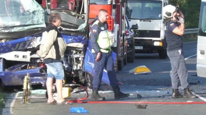 Тежка катастрофа със загинал: Автобус се удари в кола на пътя София - Варна 