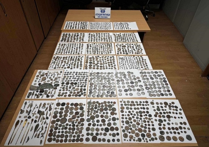 Близо 1900 старинни монети и стрели задържаха митнически служители на МП Лесово