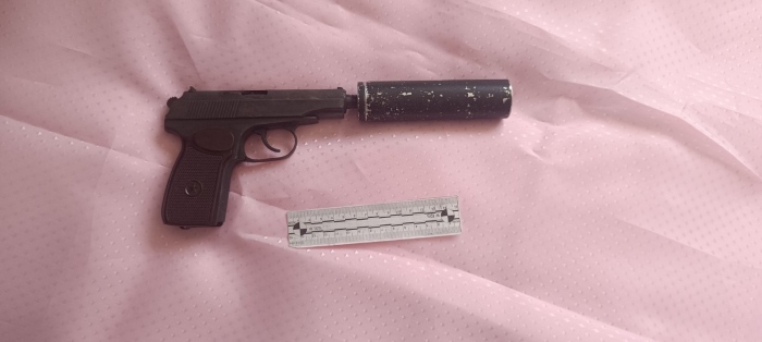 Иззеха голямо количество наркотици и бойни пистолети със заличени номера и заглушител