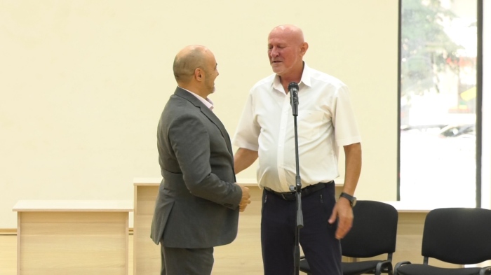 С достойнство и чест: Дългогодишен училищен директор предаде \"щафетата\"