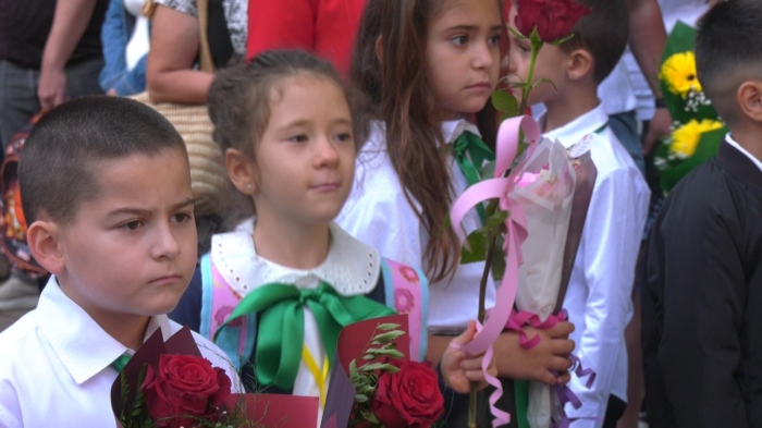 Първи учебен ден в СУ \"Христо Ботев\": Враца Близо 700 ученици влязоха в класните стаи