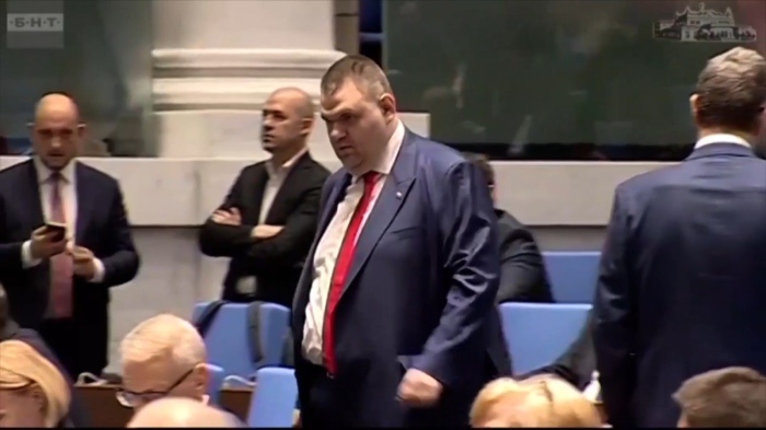 Пеевски с атака към опозицията - Мирчев от ДБ: \"Всичко в неговата кариера е задкулисие\"