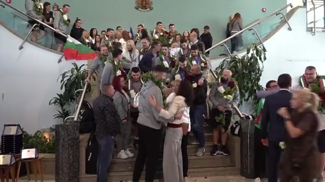 Волейболните герои стъпиха на родна земя: Шампионско посрещане в София