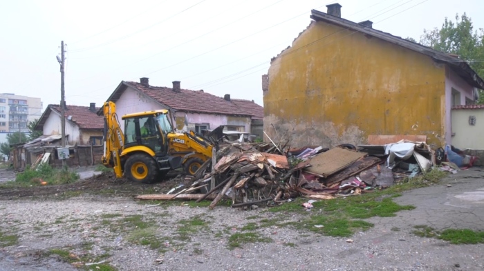 Срокът изтече: Започна събарянето на къщите в кв. Младост във Враца 