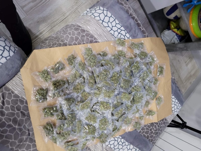 Задържаха мъж с над три килограма различни наркотици