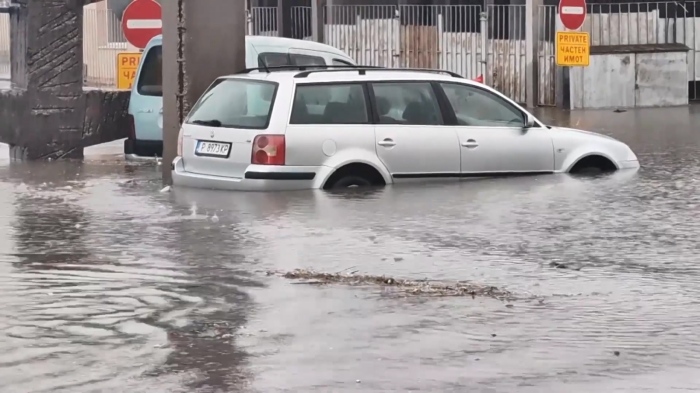 И Русе под вода: Спасиха мъж от покрива на потънал бус 