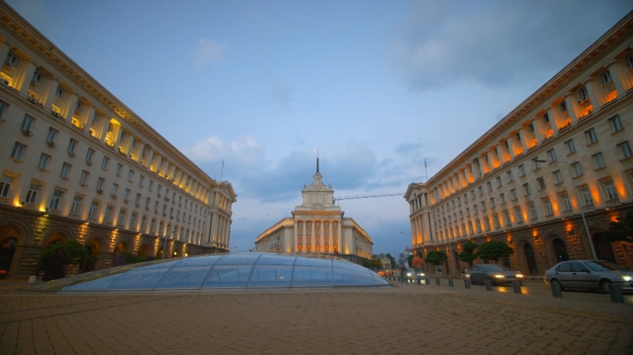 Транспорт с по-ниски емисии: Изграждат зарядни станции за електромобилите в жп гарите