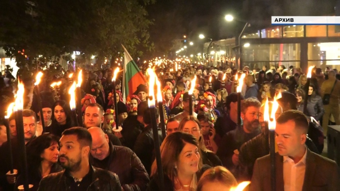 С почит към будителите: Факелно шествие във Враца