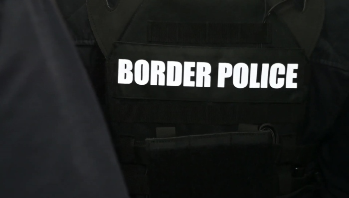 Разбиха група за трафик на мигранти: Обличали се като полицаи