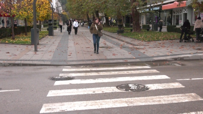 Акция \"Зима\" 2: На фокус са пешеходците с телефони докато пресичат