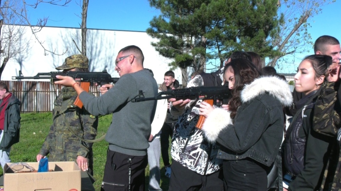 Отворени врати във ВФ 54990: Стотици ученици се запознаха с професия войник