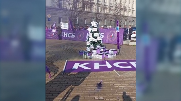 Протестна акция на КНСБ пред сградата на НС: С искане за по-високи доходи в обществения сектор