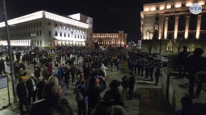 След решението за оттегляне на бюджета: Политическият отзвук в кулоарите на НС