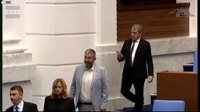 Заради протестите: Депутатите ще изслушват Даниел Митов