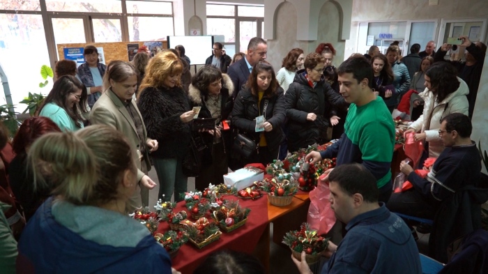 Коледен колорит в Монтана: Хора с увреждания подредиха благотворителна изложба 