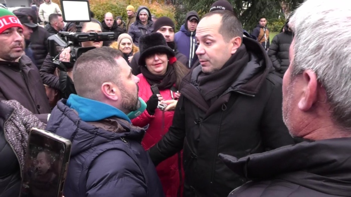 Протест и контрапротест във Враца: Недоволни отново поискаха оставката на правителството 