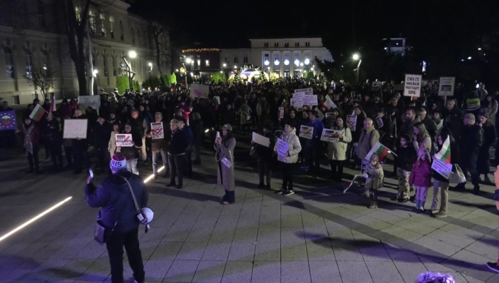 С викове: \"Европа храни мафията в България\" -  Антиправителствените протести продължават 