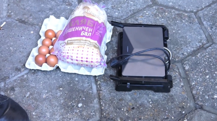 Три дни на студено и тъмно: С тостер, хляб и яйца на протест пред енергото във Враца