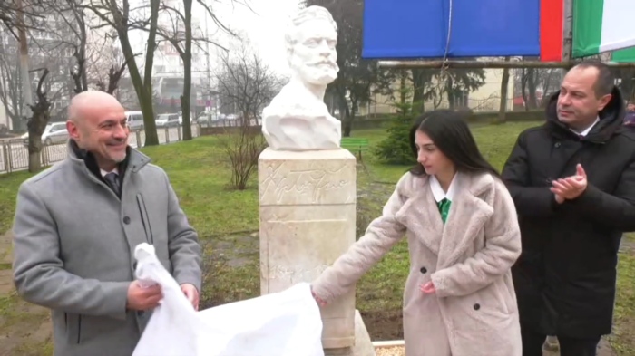 С дарения от ученици и граждани: Откриха бюст-паметник на Христо Ботев в СУ \