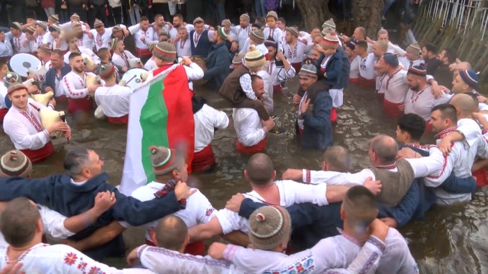 Традицията е спазена: В Калофер се изви традиционното мъжко хоро в р.Тунджа