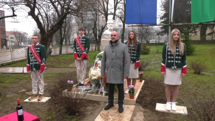 С дарения от ученици и граждани: Откриха бюст-паметник на Христо Ботев в СУ \