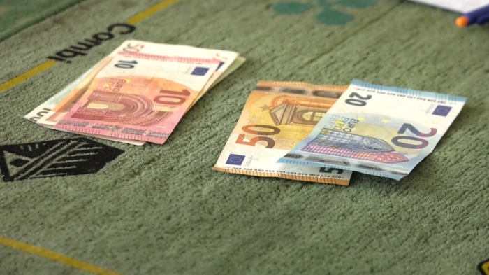 Няма достатъчно евро в малките населени места: Жителите на с. Голямо Пещене: \