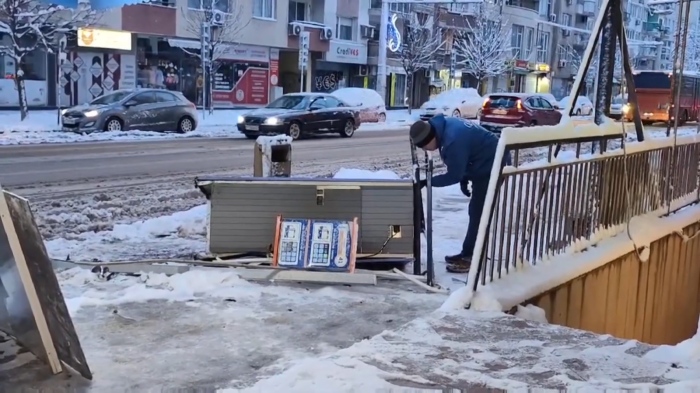 Кола се вряза в спирка в Русе заради леда: Общината затвори всички училища 
