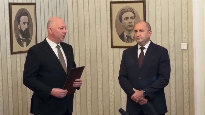 Първият мандат връчен: Очаквано Росен Желязков върна папката  