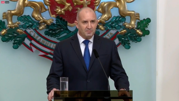 Президентът се оттегля от поста си: Р. Радев: \