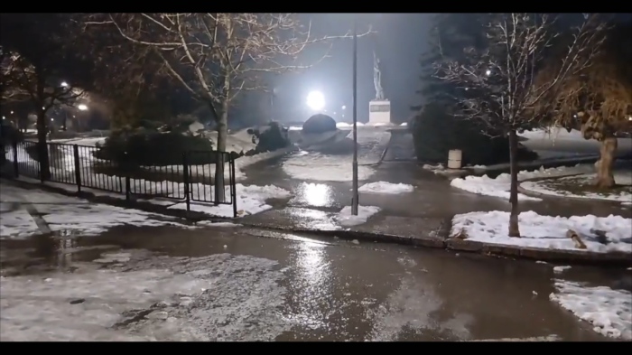 Лед скова Русе: Затруднено е движението на автомобилите 