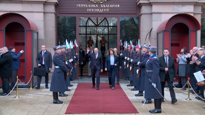 Исторически момент: КС освободи Радев от поста - стотици го посрещнаха на \