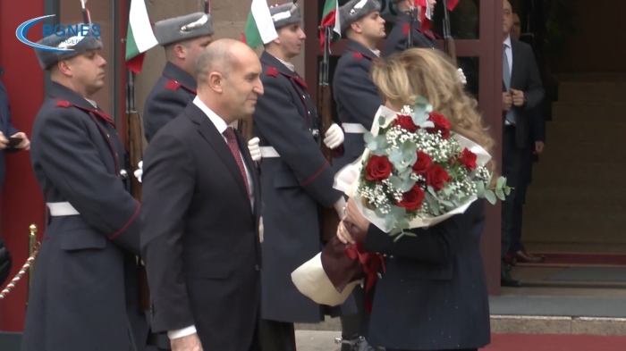 Въпреки оставката: Няма яснота дали Радев ще прави партия 