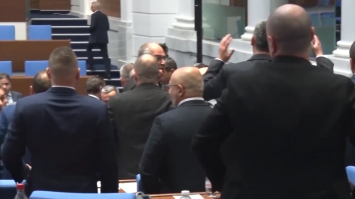 Скандал и ръкопашен бой в НС заради промените в Изборния кодекс 
