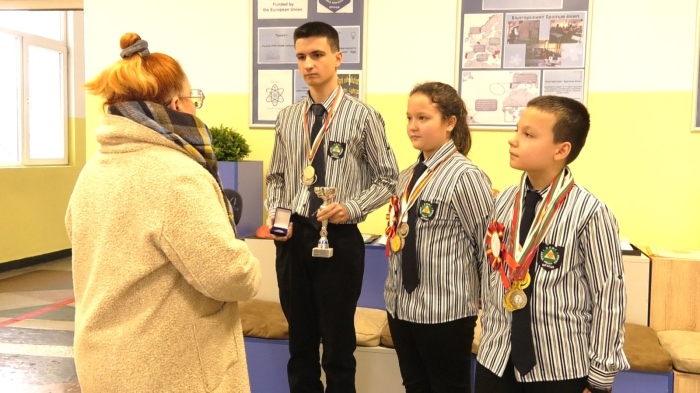 Отлични успехи за ученици от Враца: ППМГ с поредни постижения по математика и информатика