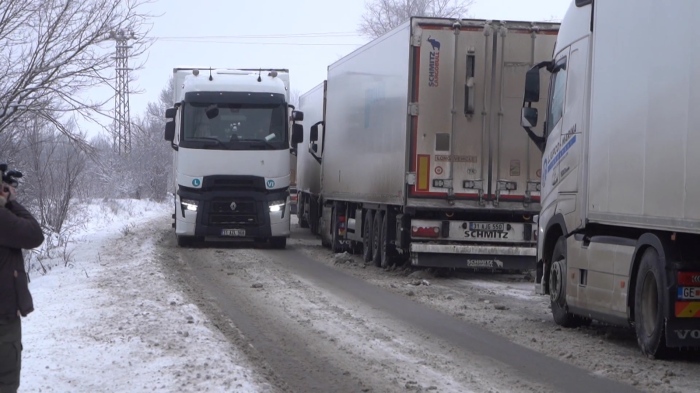 Блокади и нерви по пътищата заради снега: Огромна тапа се образува между Монтана и Видин 