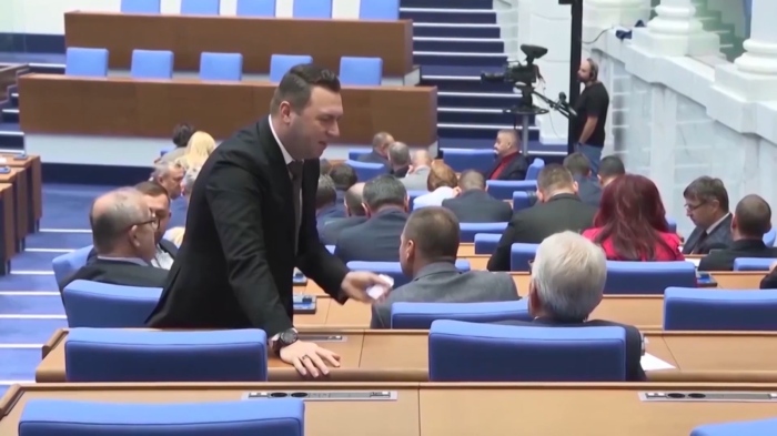 Заради снощното 14-часово заседание: Парламентът няма да заседава днес