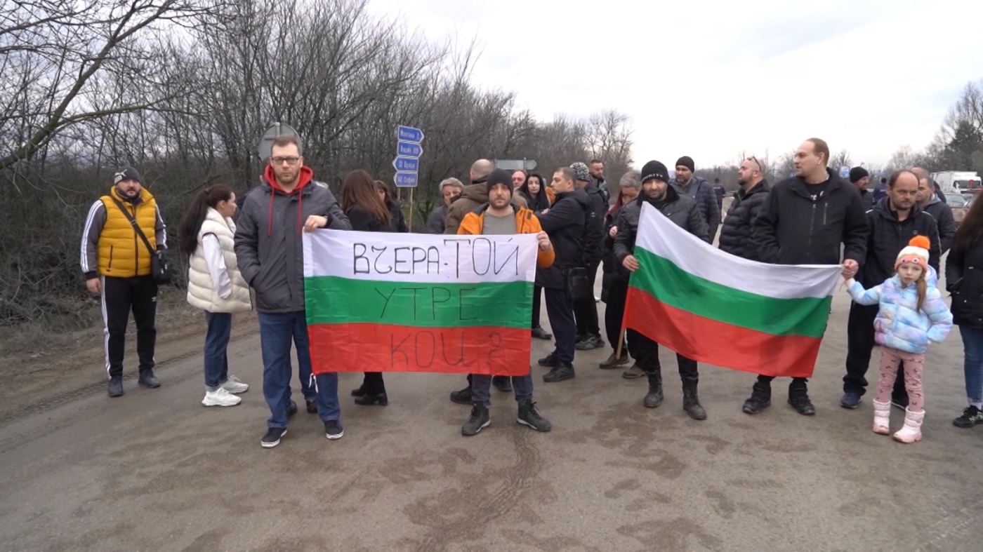 Срещу войната по пътищата: Протест отново затвори пътят за Дунав мост 2 