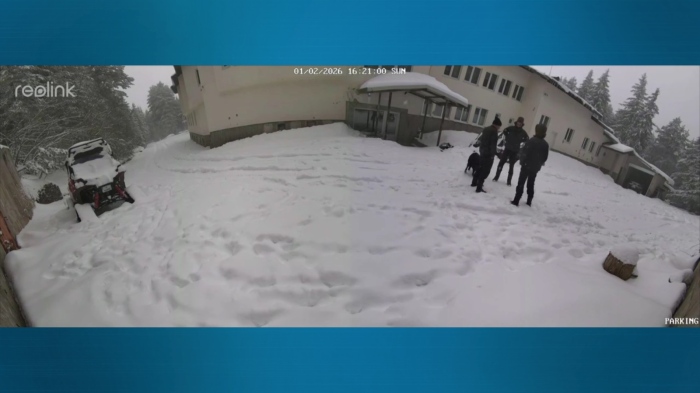 Видеокадри от последните часове в хижа \"Петрохан\": Рейнджърите сами подпалват сградата