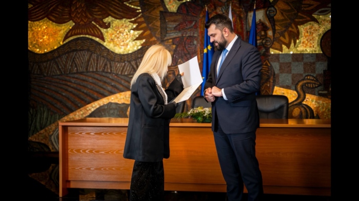 Почетен знак за примата Лили Иванова: МВнР връчи най-високото отличие \"Златна лаврова клонка\"