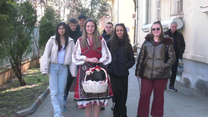 Мартеници за пациентите в КОЦ - Враца: Благородната инициатива е на ученици от ПГ \"Д. Хаджитошин\" 